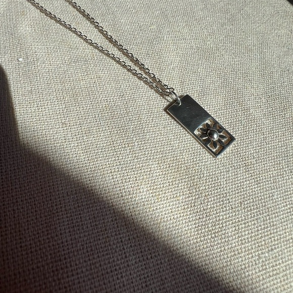 METALSMITHS STERLING
Rectangular Daisy Pendant - comes with chain. - Picture 6 of 6